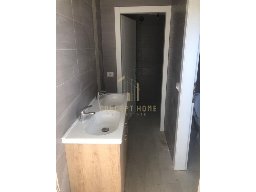 Jepet ambjent biznesi me qera tek Pazari Ri-1200euro/muaji 4