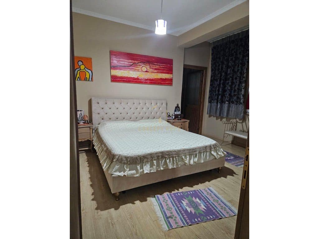 Shitet apartament 2+1 te 3