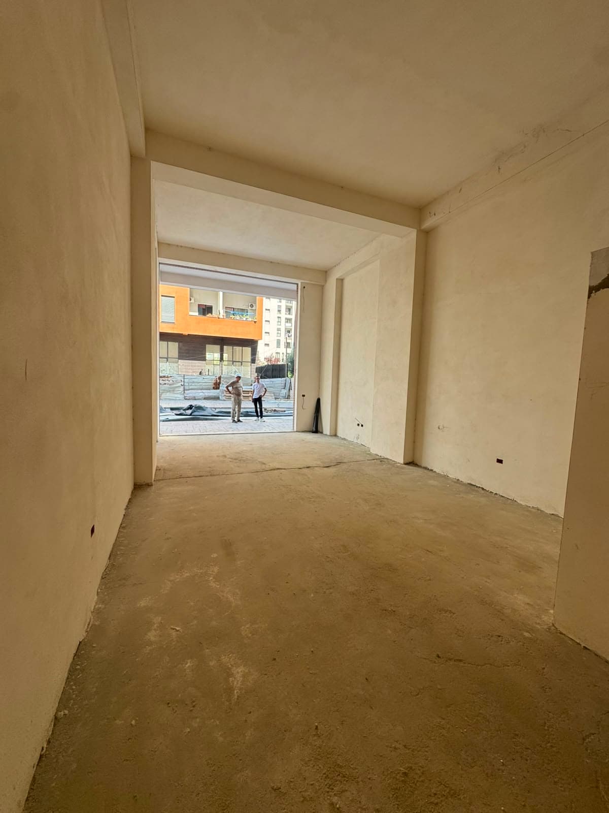 Shitet Dyqan tek Oxhaku residenca Mirabella 2