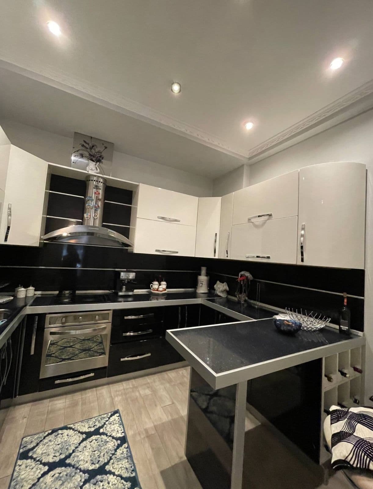 Jepet me qera Apartament 3+1+2+parkim tek Rruga e kavajes. 3