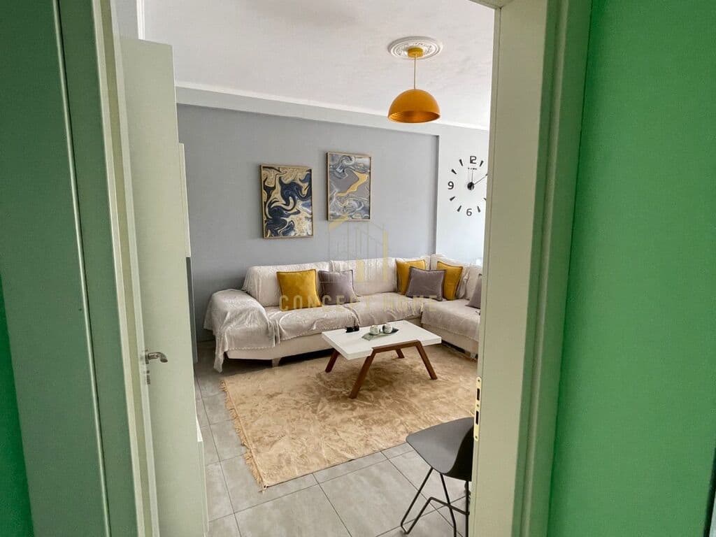 Shitet Apartament 3+1+2 tek Casa Italia
