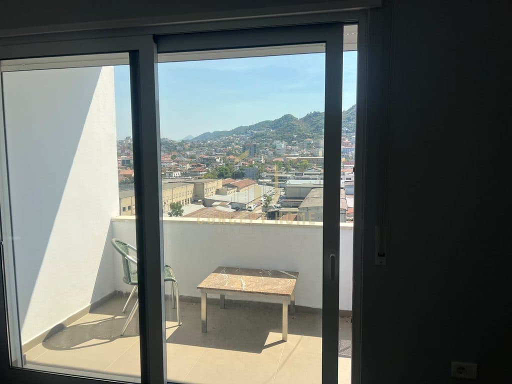 Jepet me qera apartament 2+1+2 tek Amerika110m²