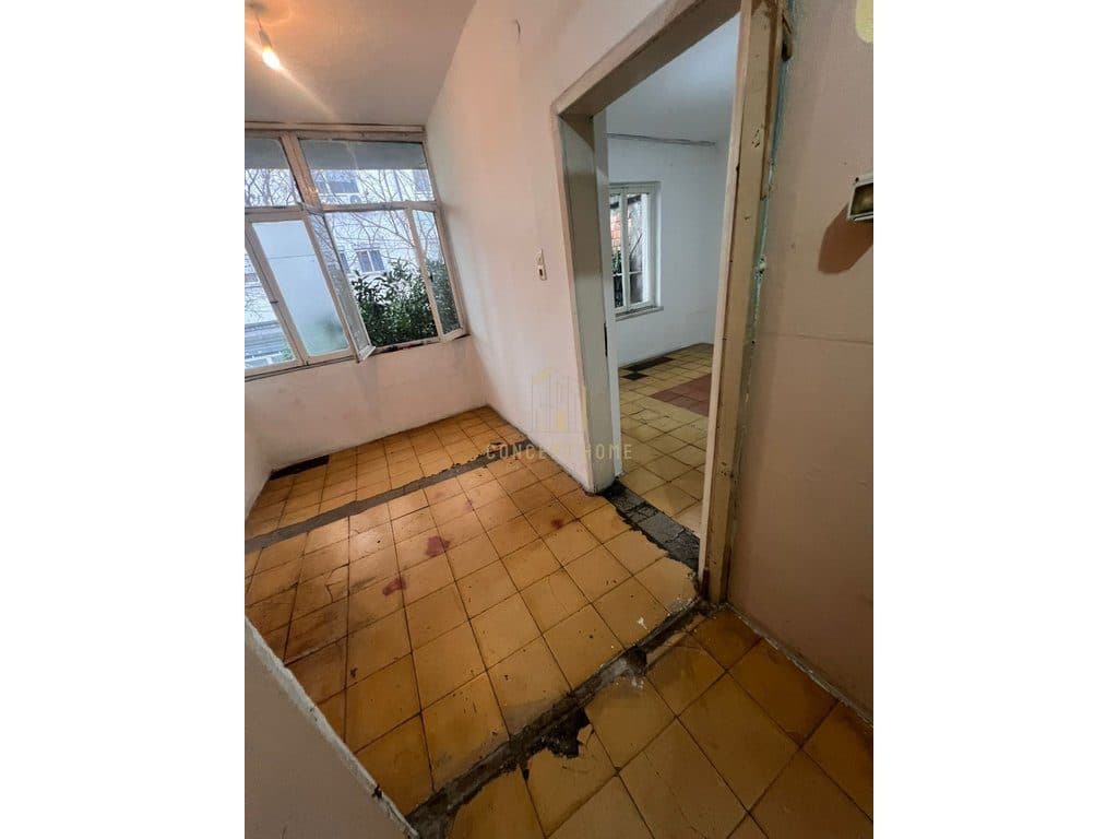 Shitet Apartament 1+1 tek 21 Dhjetori 3