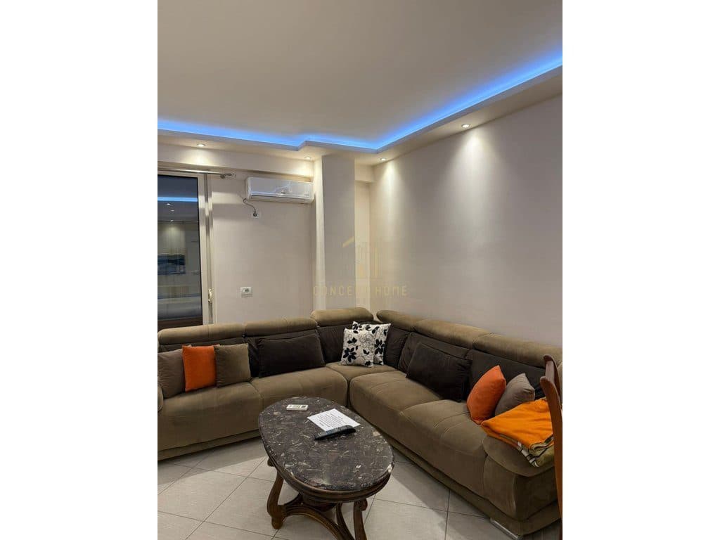 Shitet Apartament ne Astir