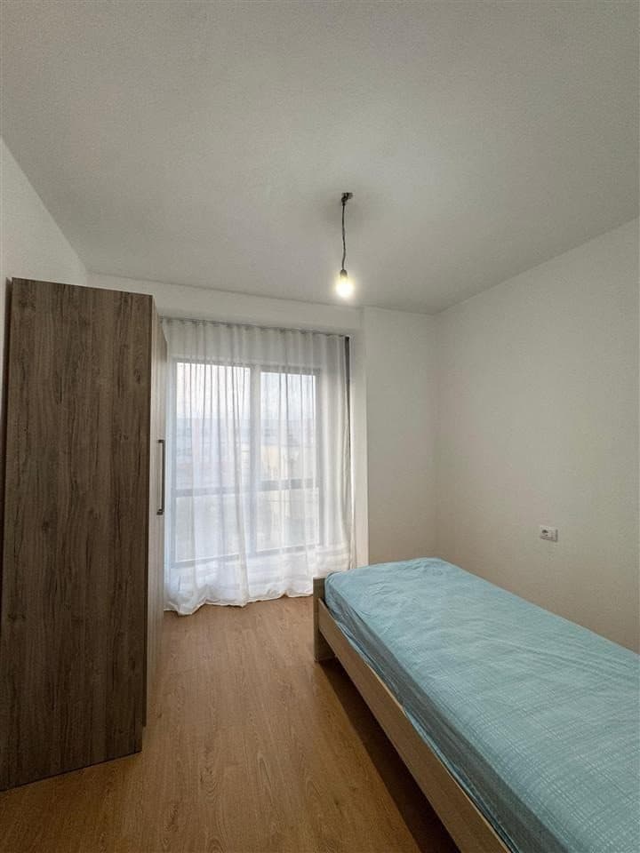 Jepet me qera apartament 3+1 ne 5 Maj 4