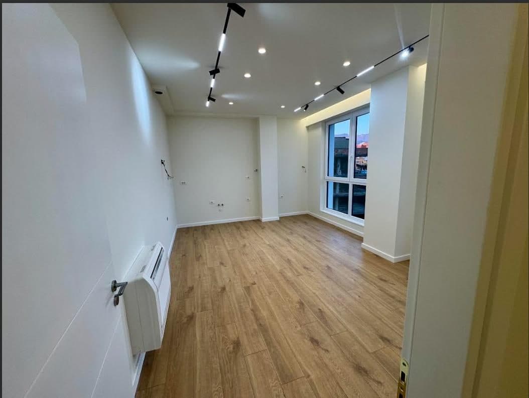 Ambiente me qera 1+1 Komuna e Parisit 3