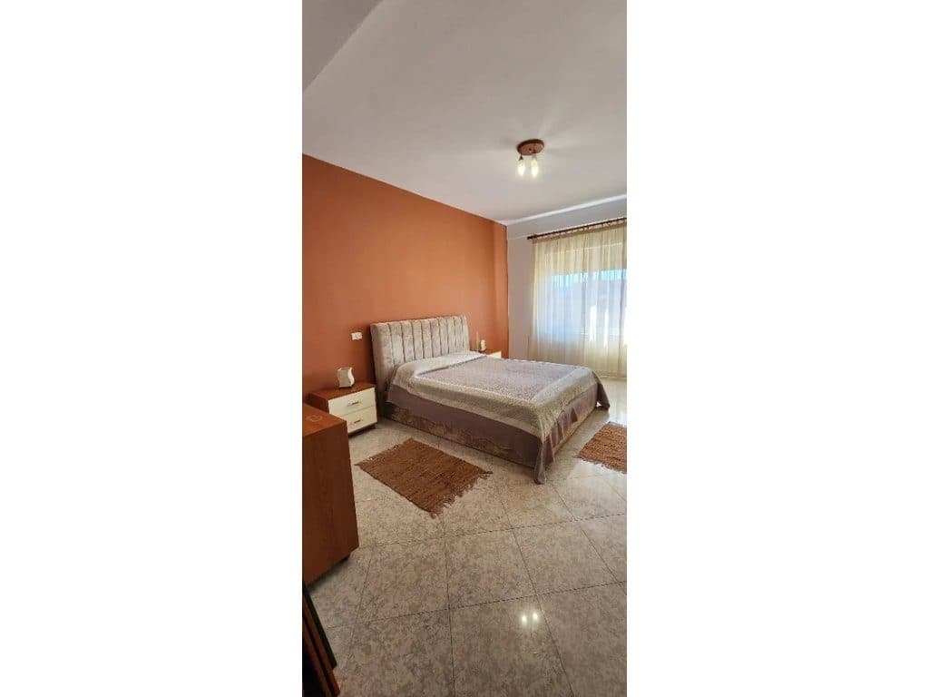 Jepet me qera apartament 1+1 Tek Pazari i Ri 3