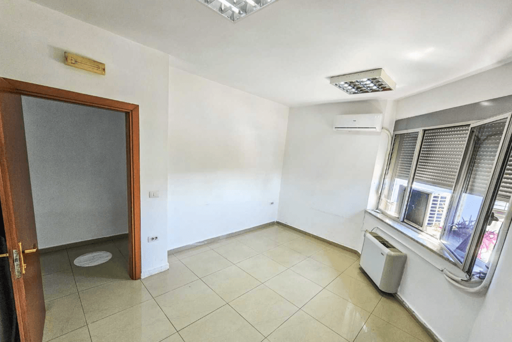 Jepet me qera ambient komercial me sipërfaqe totale 300 m² te rruga e Dibres.
