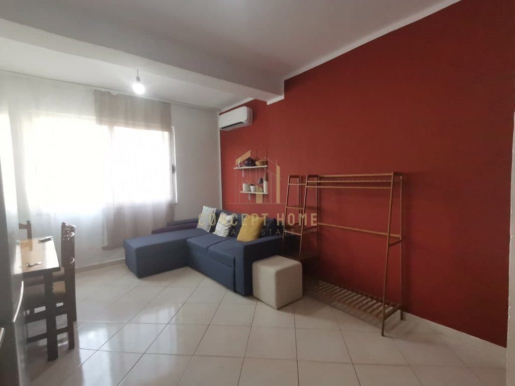 Jepet me qera Apartamet 1+1 Tek Komuna e Parisit/Kristal Center 3