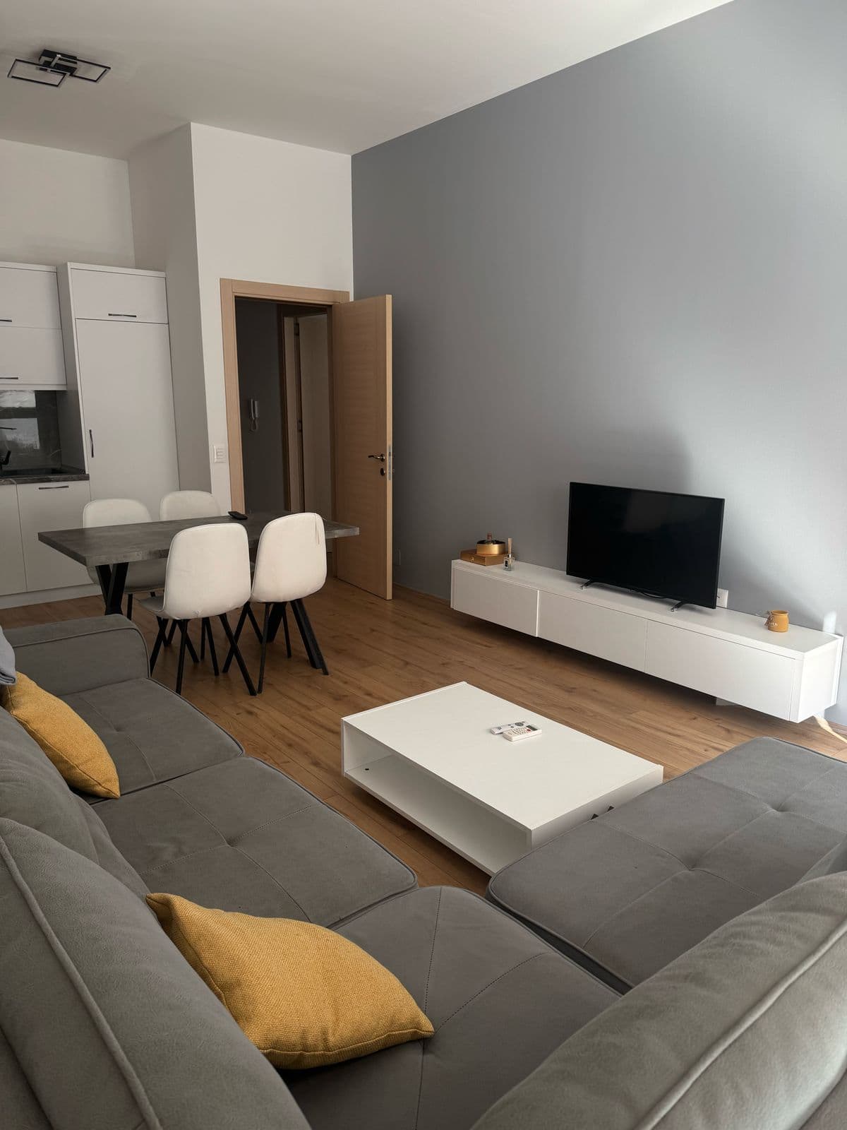 Jepet me qera Apartament 1+1 Te Square 21 2