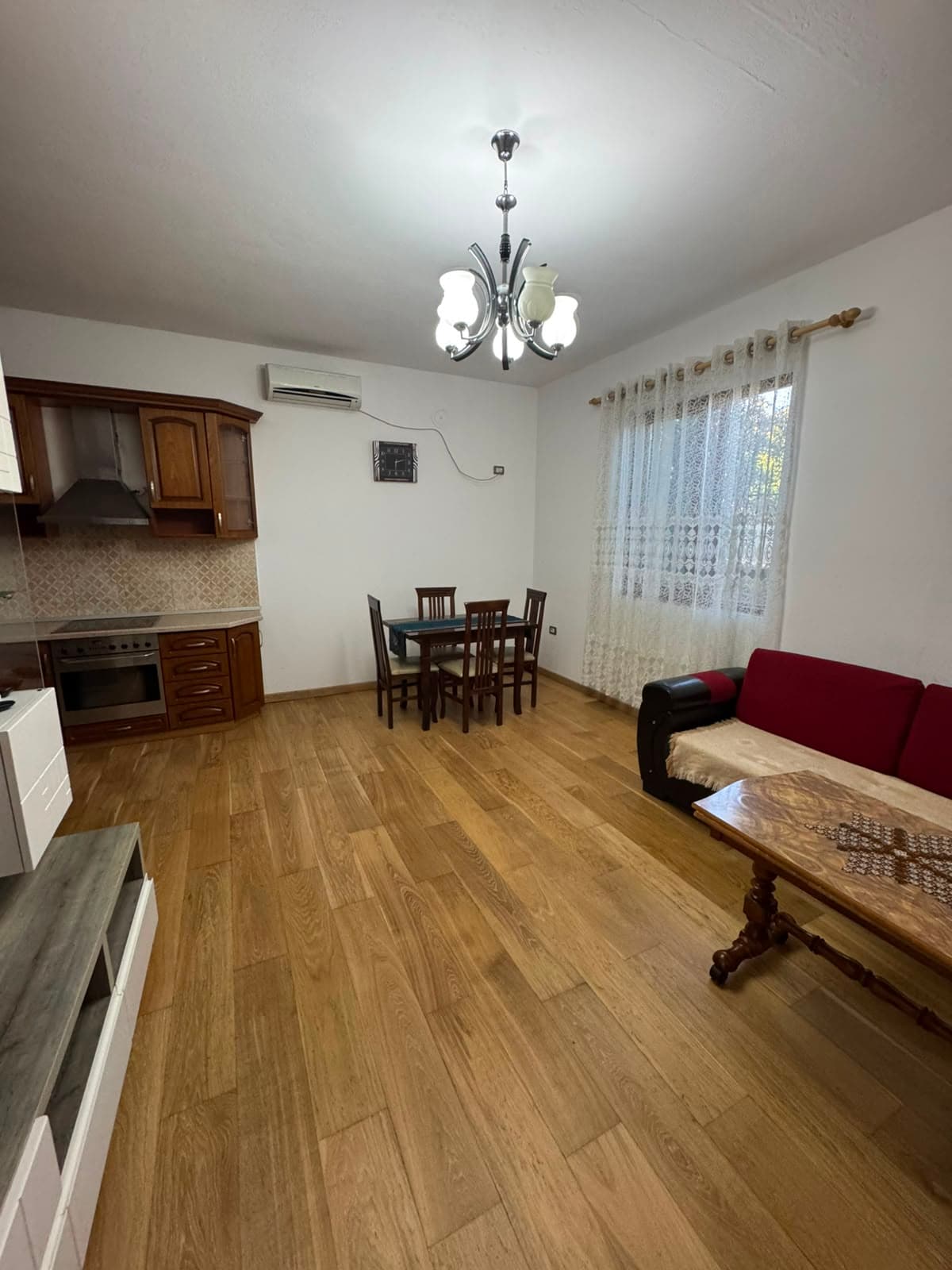 Jepet me qera apartament 1+1 ne Sauk/Cmimi: 30.000 ALL 2