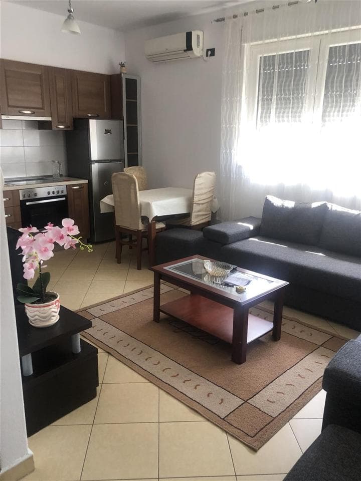 Jepet me qera apartament 1+1 Ne Xhamllik