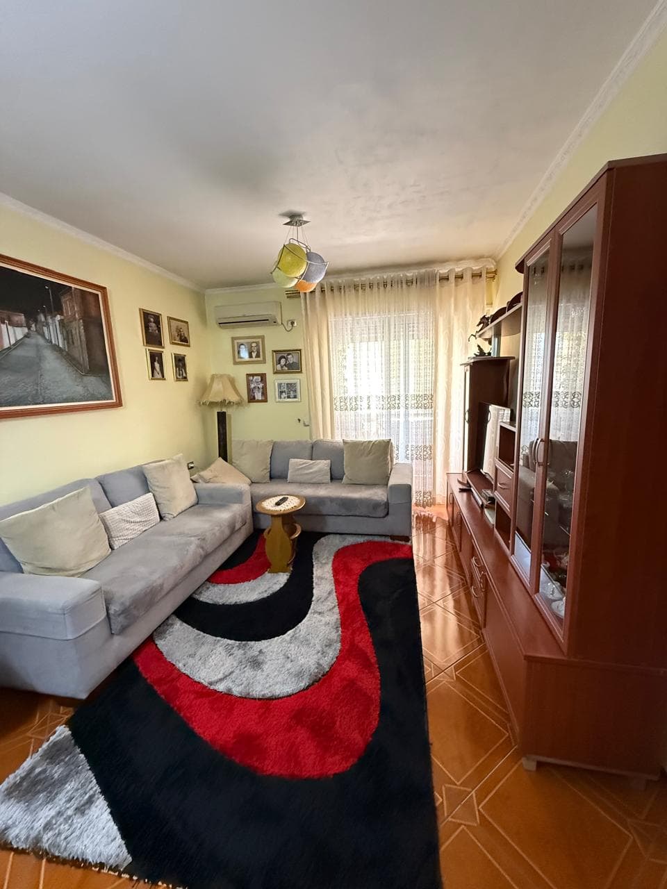 Shitet apartament 2+1 tek Komuna e Parisit