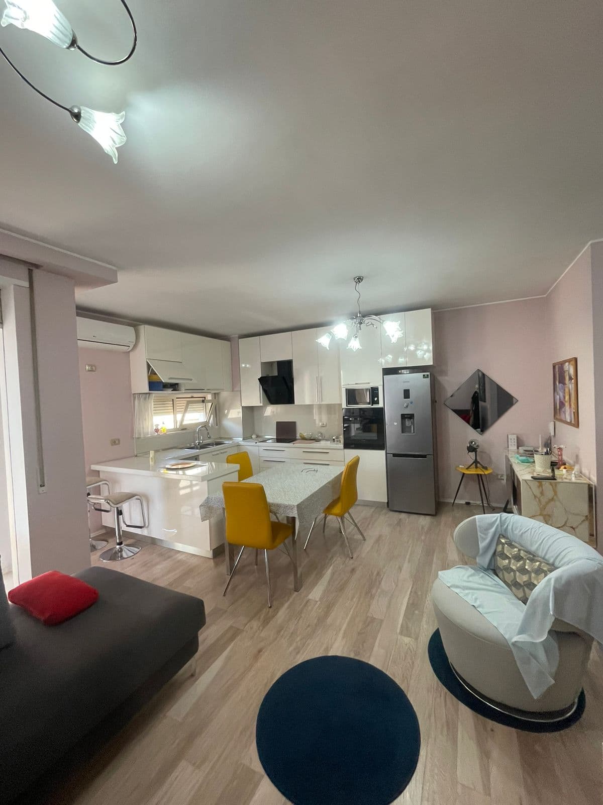 Apartament modern në shitje – Komuna e Parisit, Tiranë