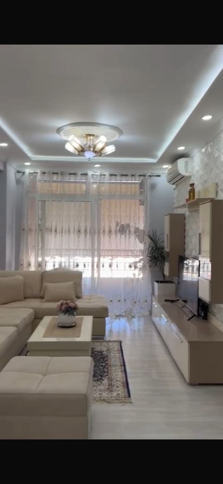 Jepet me qera apartament, Astir 2