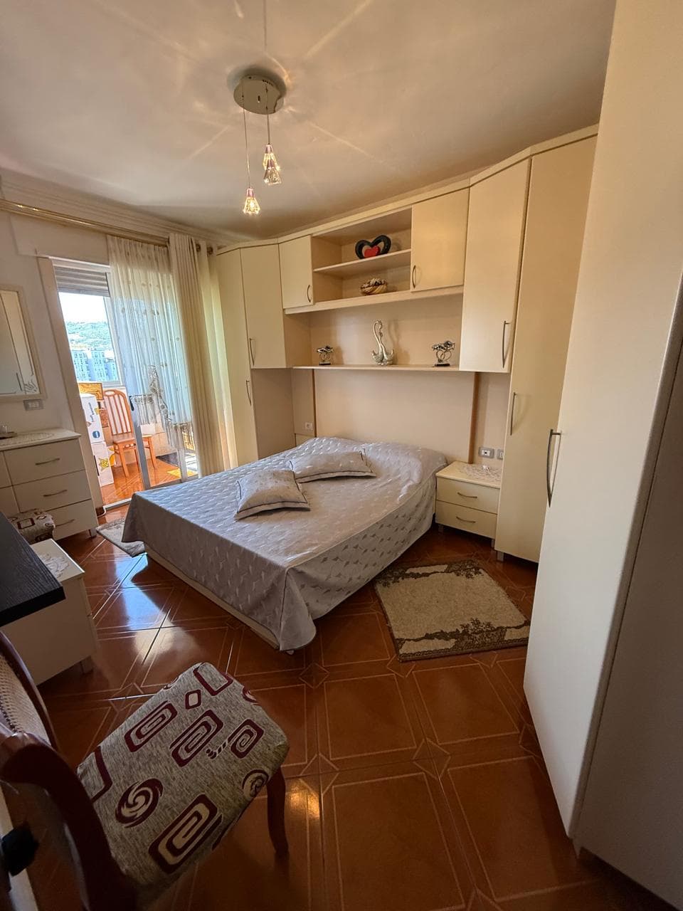 Shitet apartament 2+1 tek Komuna e Parisit 4