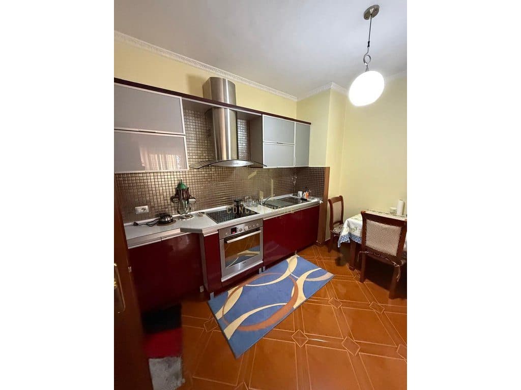 Shitet apartament 2+1 tek Komuna e Parisit 2