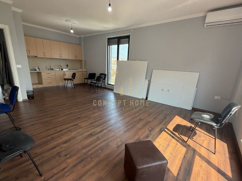 Jepet me qera 3+1 Ne Kinostudio, perballe UET-se 3