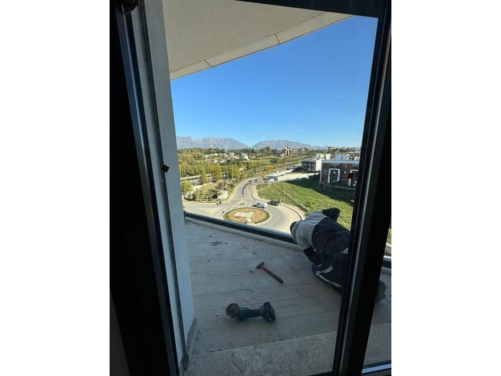 Shitet apartament 2+1+2 tek Liqeni i thate