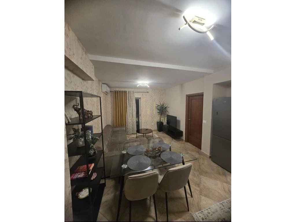Jepet me qera apartament 1+1 Rruga Barikadave/Cmimi : 650 Mije lek/muaj