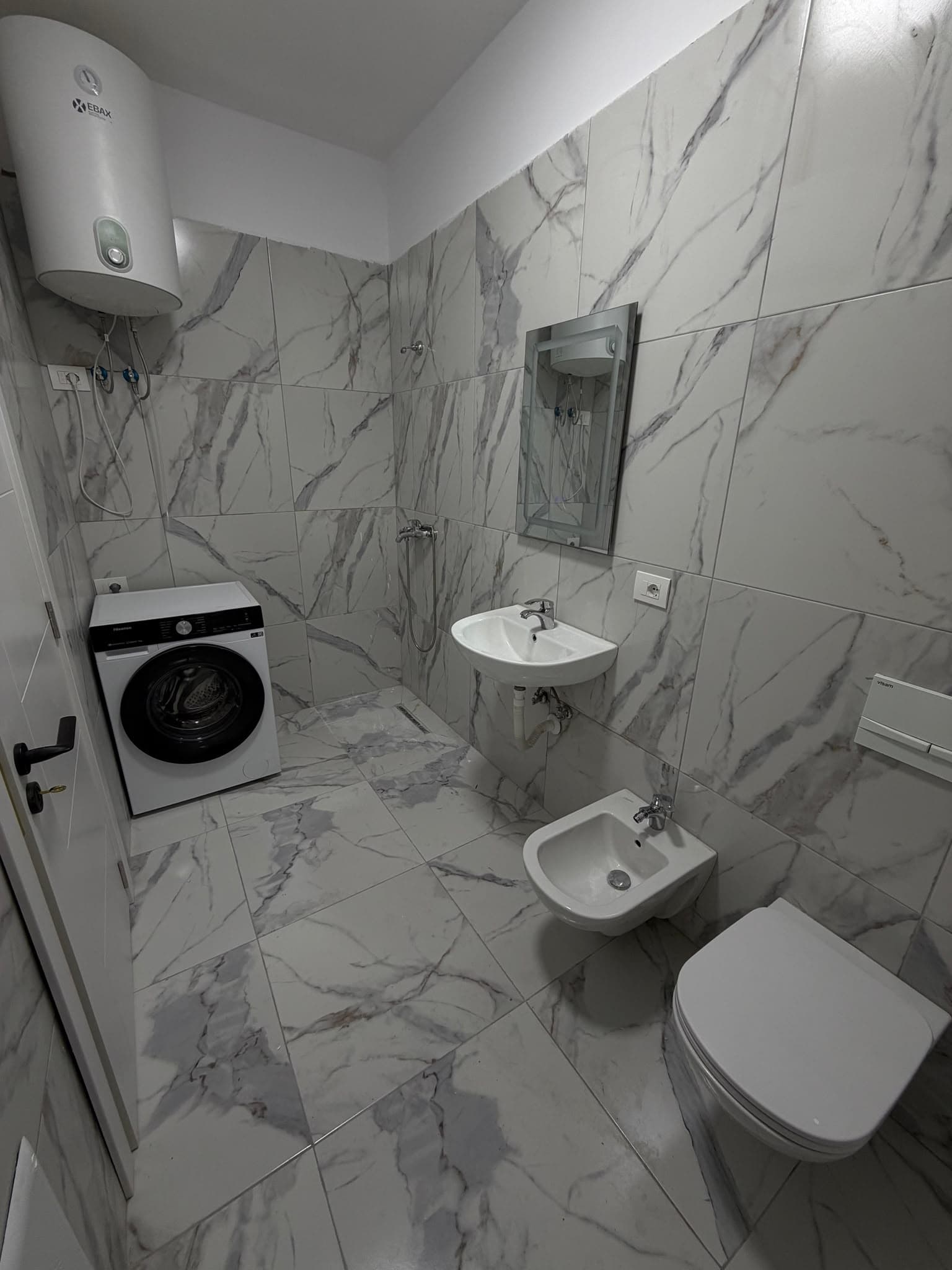 Jepet me qera Apartament 3+1+2 ne 5 Maj 2