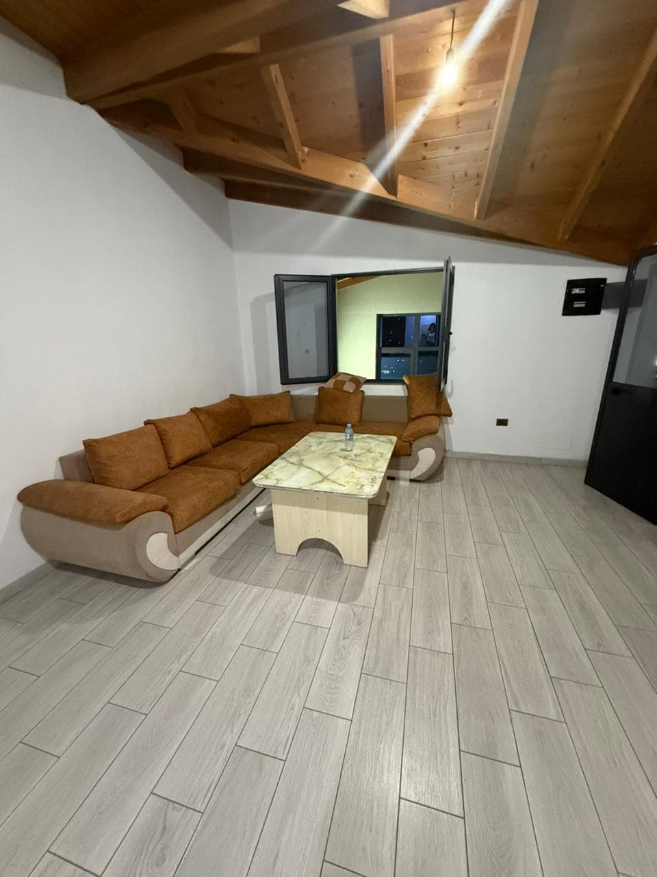 Jepet me qera apartament ne Insitut/Cmimi: 400 Euro