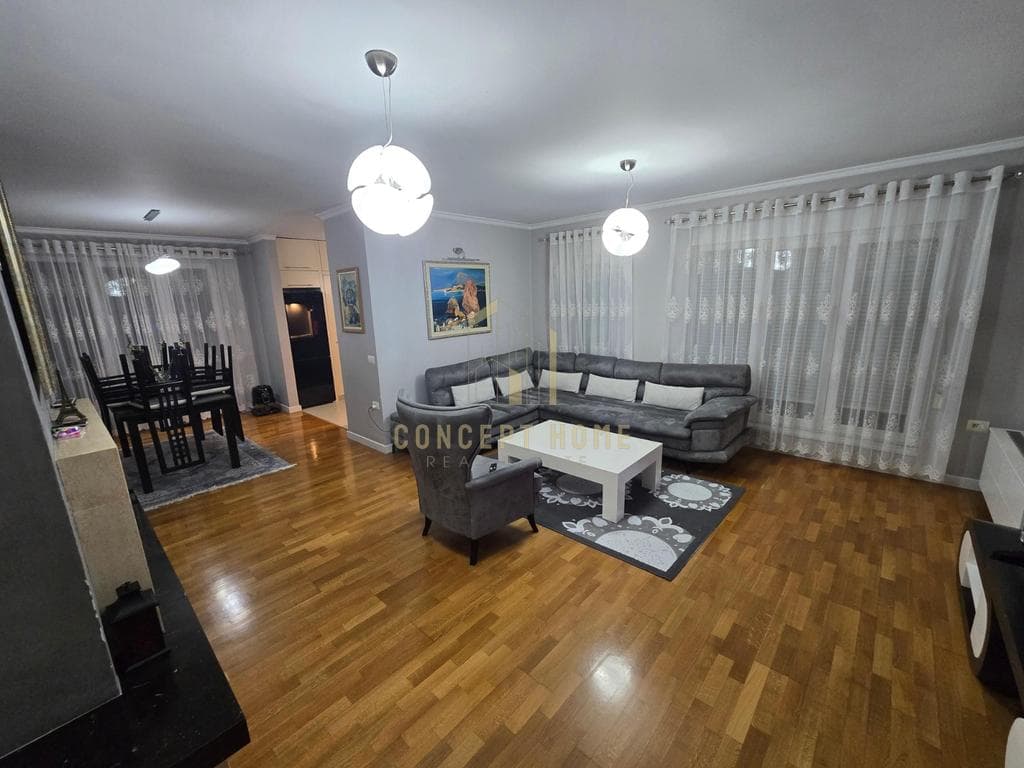 Shitet apartament 3+1 prane 21 Dhjetori