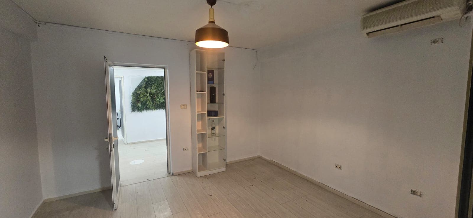Ambient Me Qira në Sheshi Willson, Tiranë - 850€ | 120 m² 2