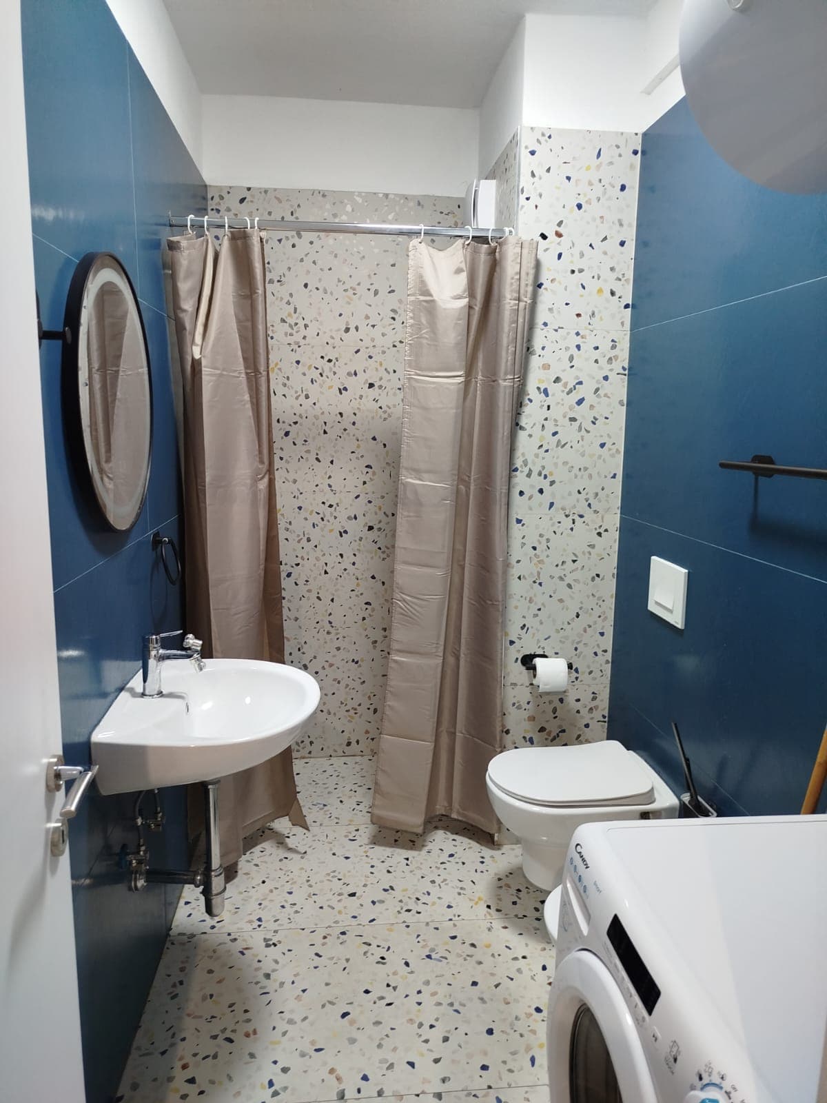 Jepet me qera apartament 1+1 tek Univers City