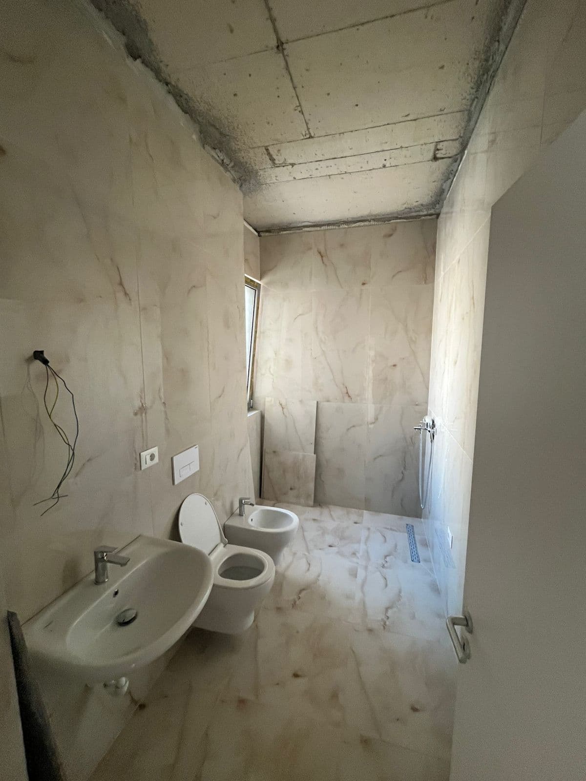 Shitet Apartament 1+1 tek Liqeni i Thate 4