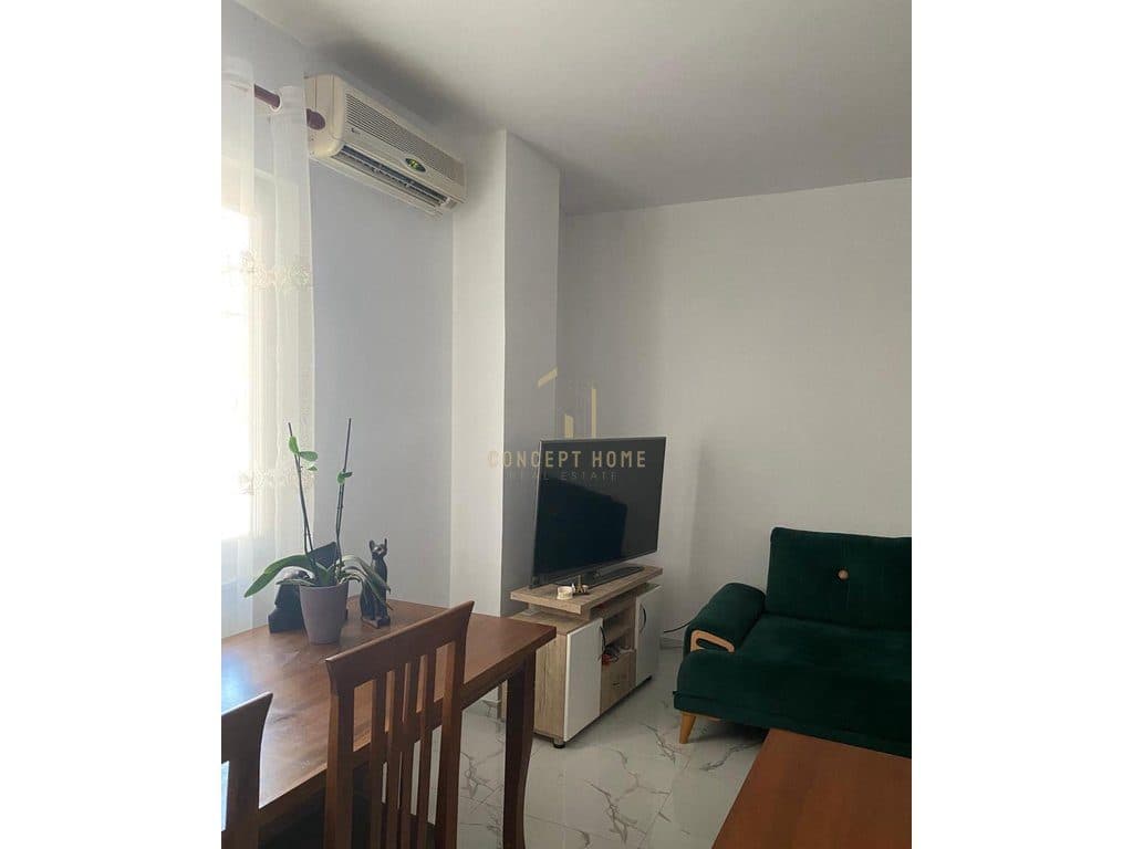 Jepet me qera apartament 1+1 te Rruga e Dibres. 3