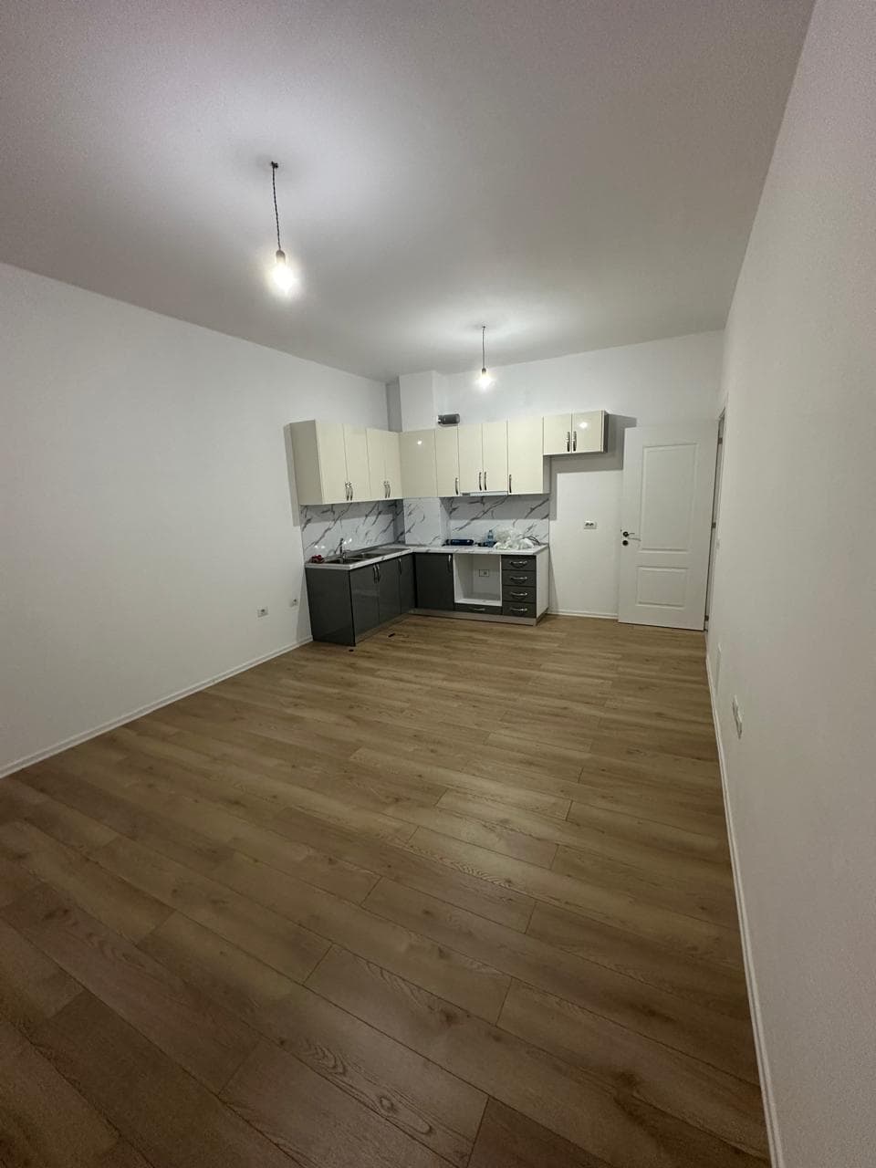 Apartament 2+1 me Qira në Kamëz - 300€ Bosh | 100 m²