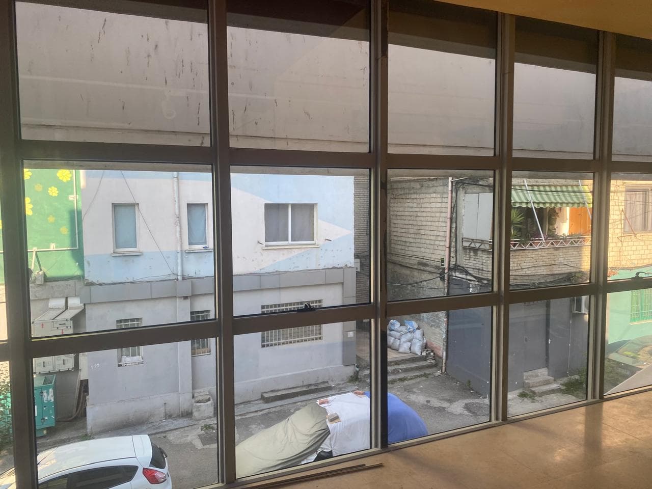 Jepet ambienti me qera tek Bulevardi Bajram Curri