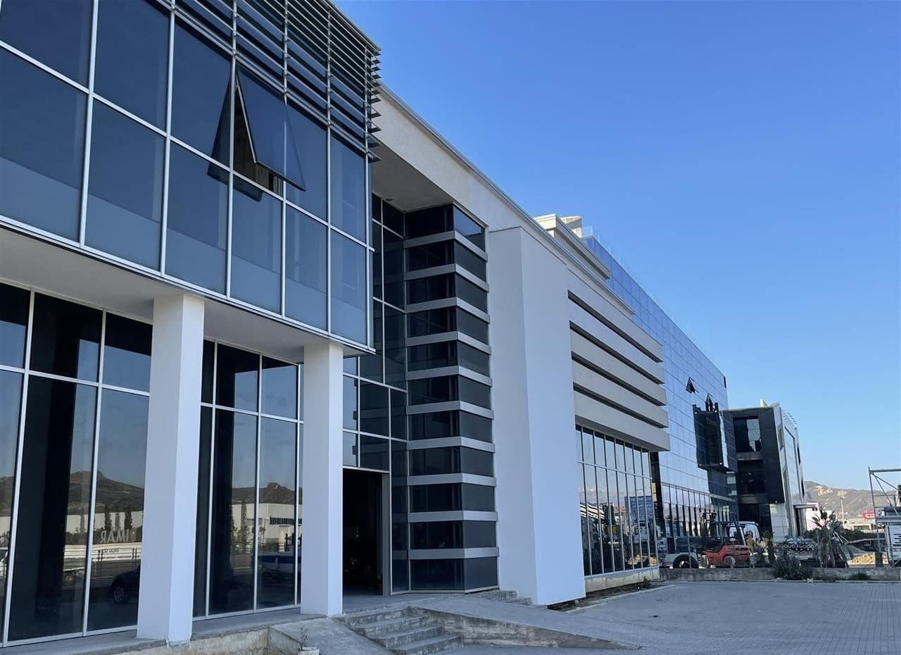 Shitet Magazin ne Autostraden Tirane Durres