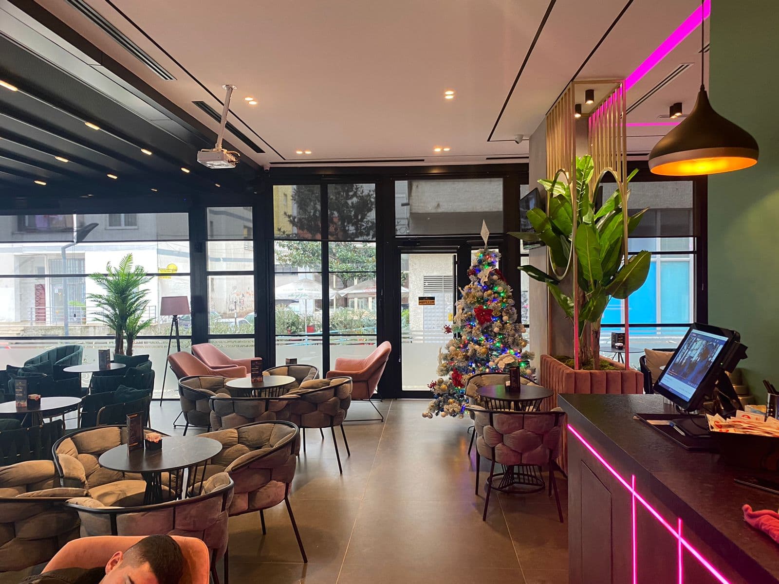 Shitet Super Bar Kafe tek Pallatet e Verdha Kthesa Kamzes