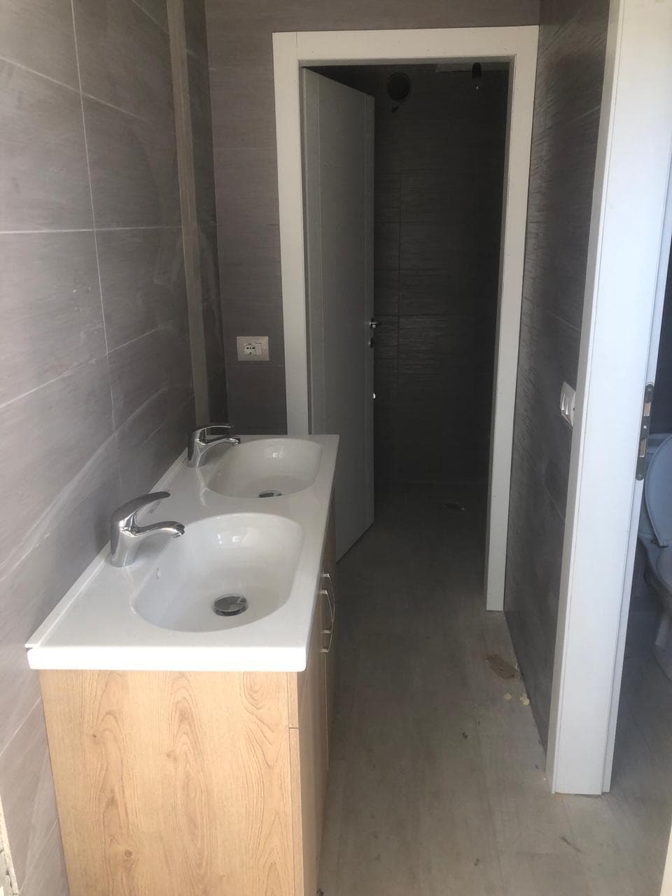 Jepet ambjent biznesi me qera tek Pazari Ri-1200euro/muaji 4