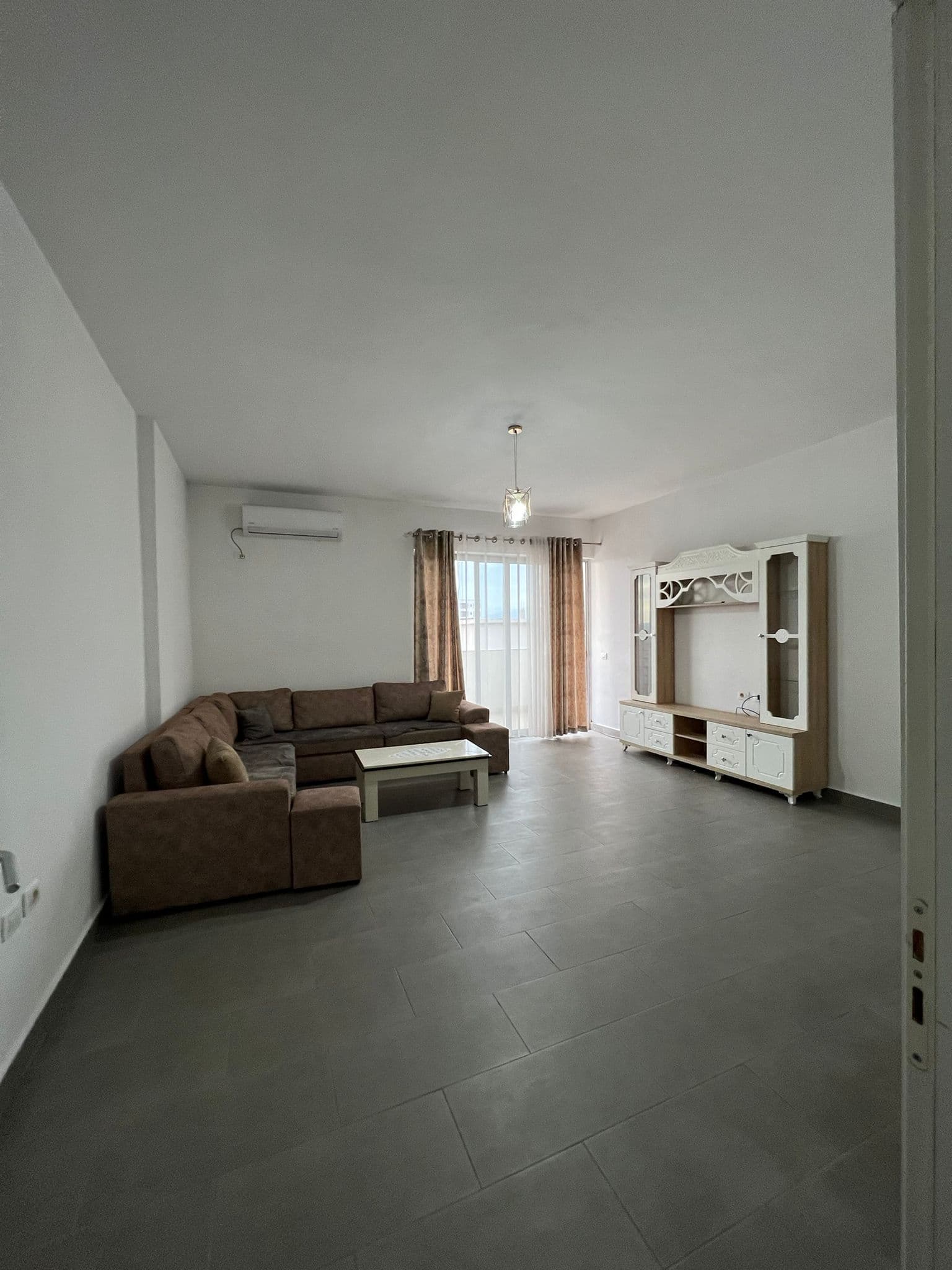 Shitet apartament 2+1 ne Kamez