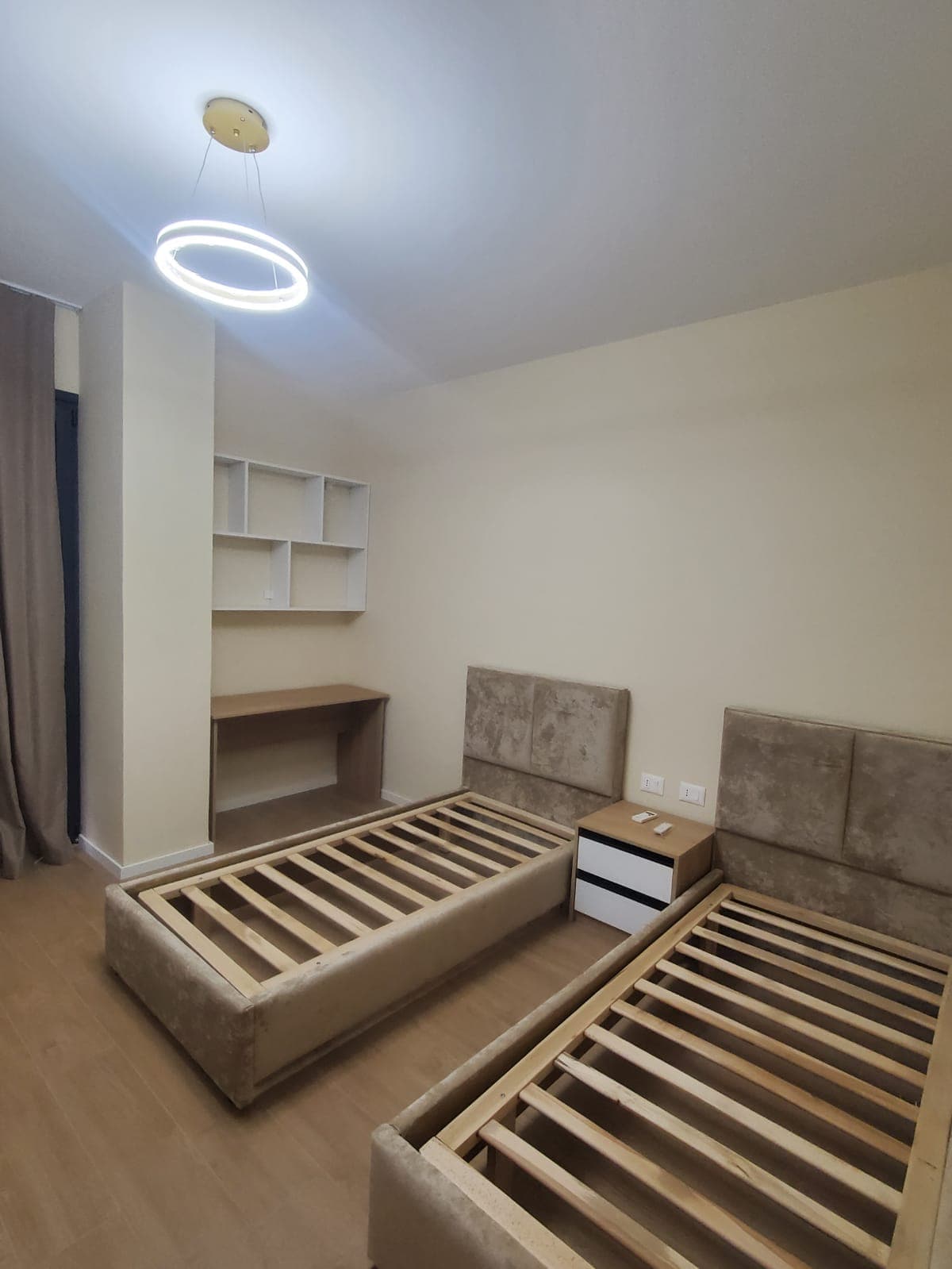 Jepet me qera apartament 2+1+2 tek Liqeni i Thate 3