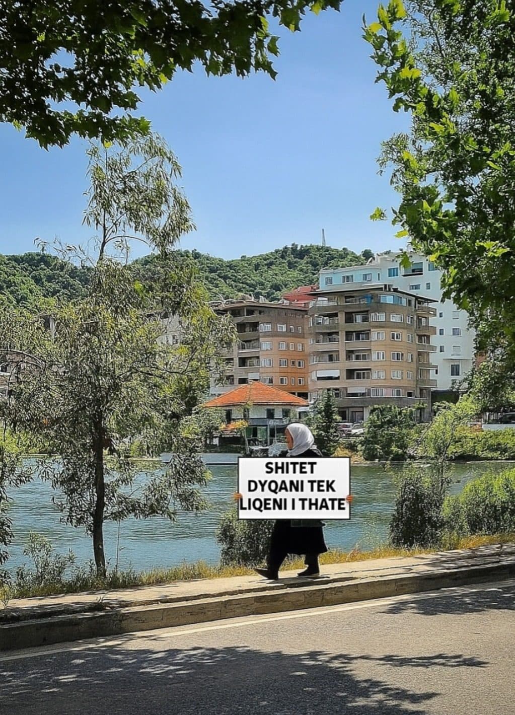Shitet dyqan tek Liqeni i Thate
