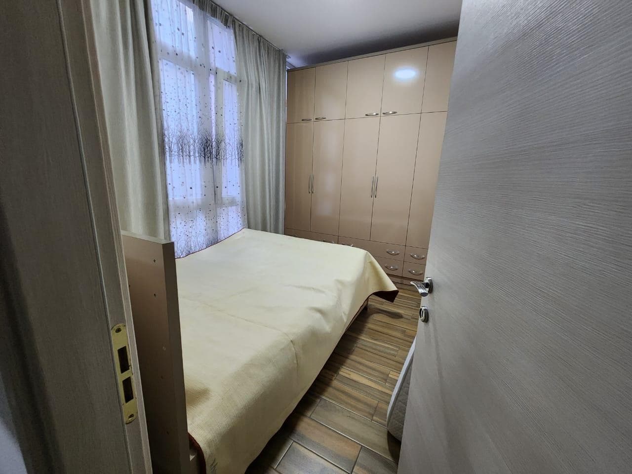 Apartament 1+1 me Qira në Komunën e Parisit, Tiranë – 570€ | 60 m² 2