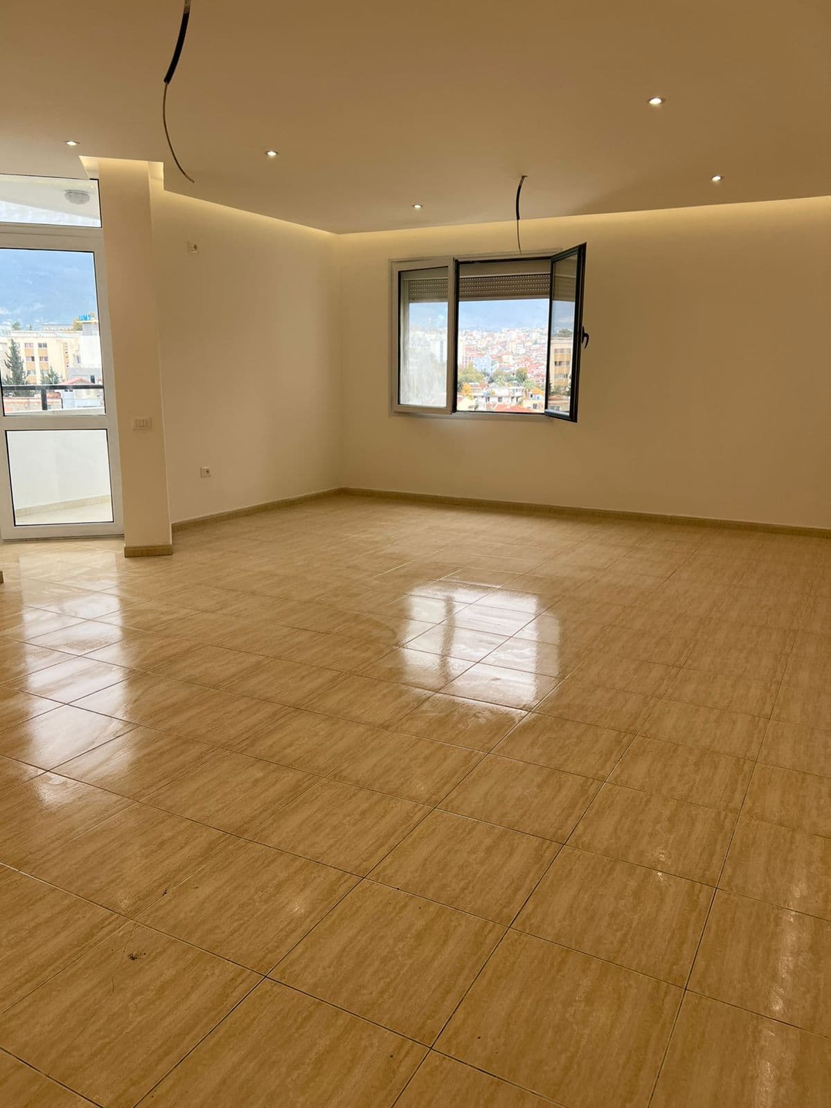 Jepet me qera ambjent biznesi /2300 euro 4