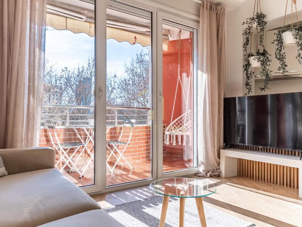 Jepet me qera apartament 2+1 ne Qender 3