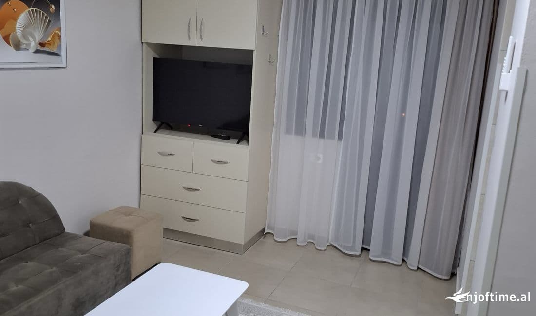 Jepet me qera Garzoniere tek 21 Dhjetori