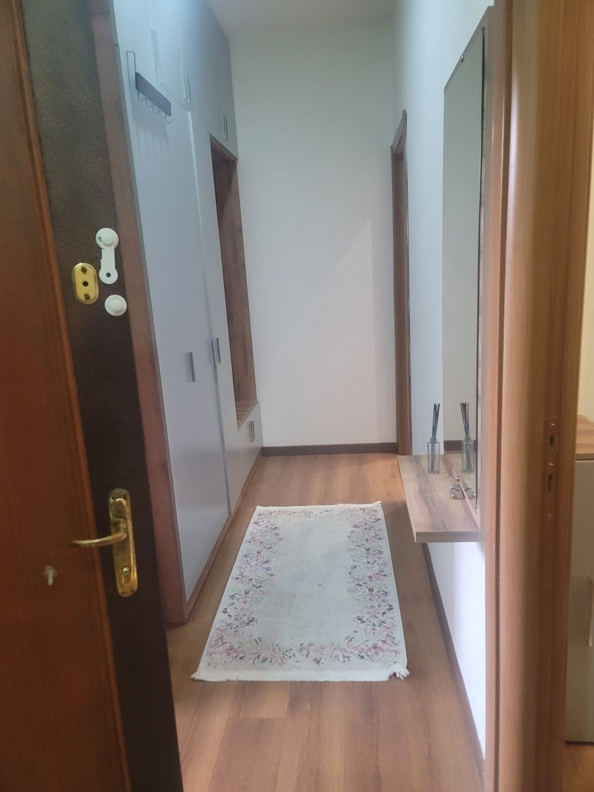 Jepet me qera apartament 1+1 ne Qender 3