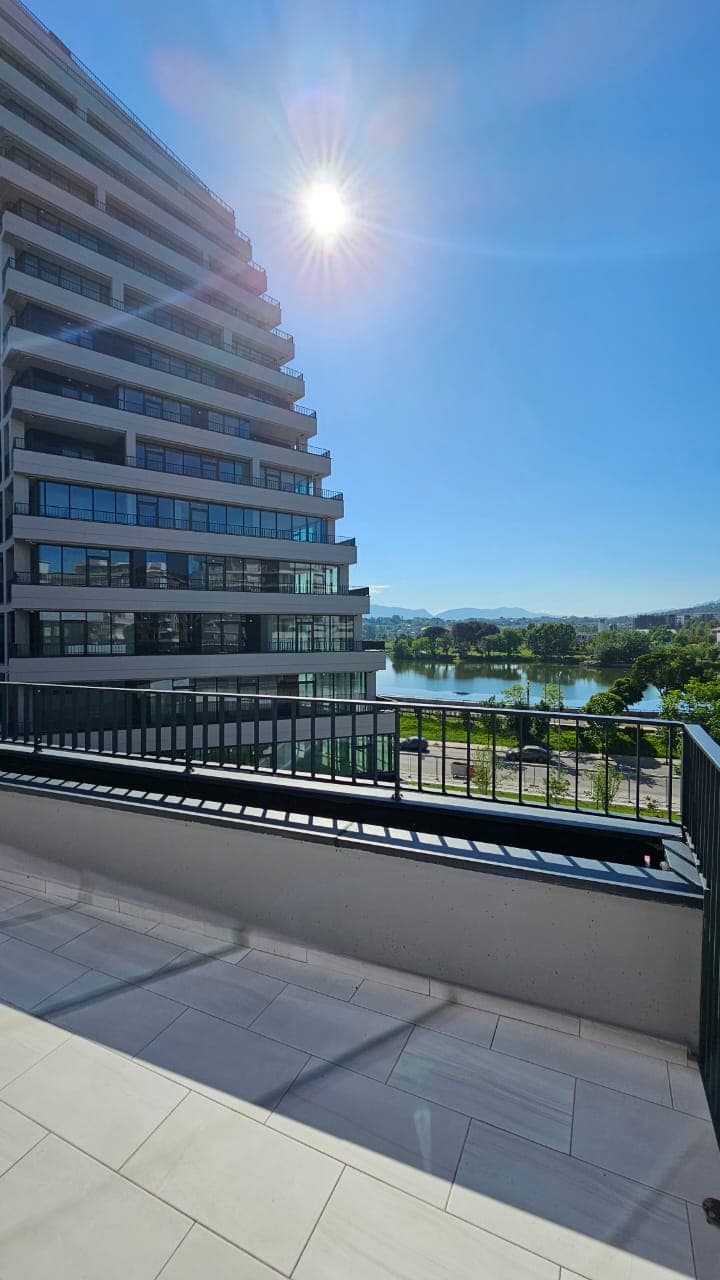 Ambient Komercial Me Qira tek Liqeni Artificial,Lake View, Tiranë - 1000€ | 91 m² 1