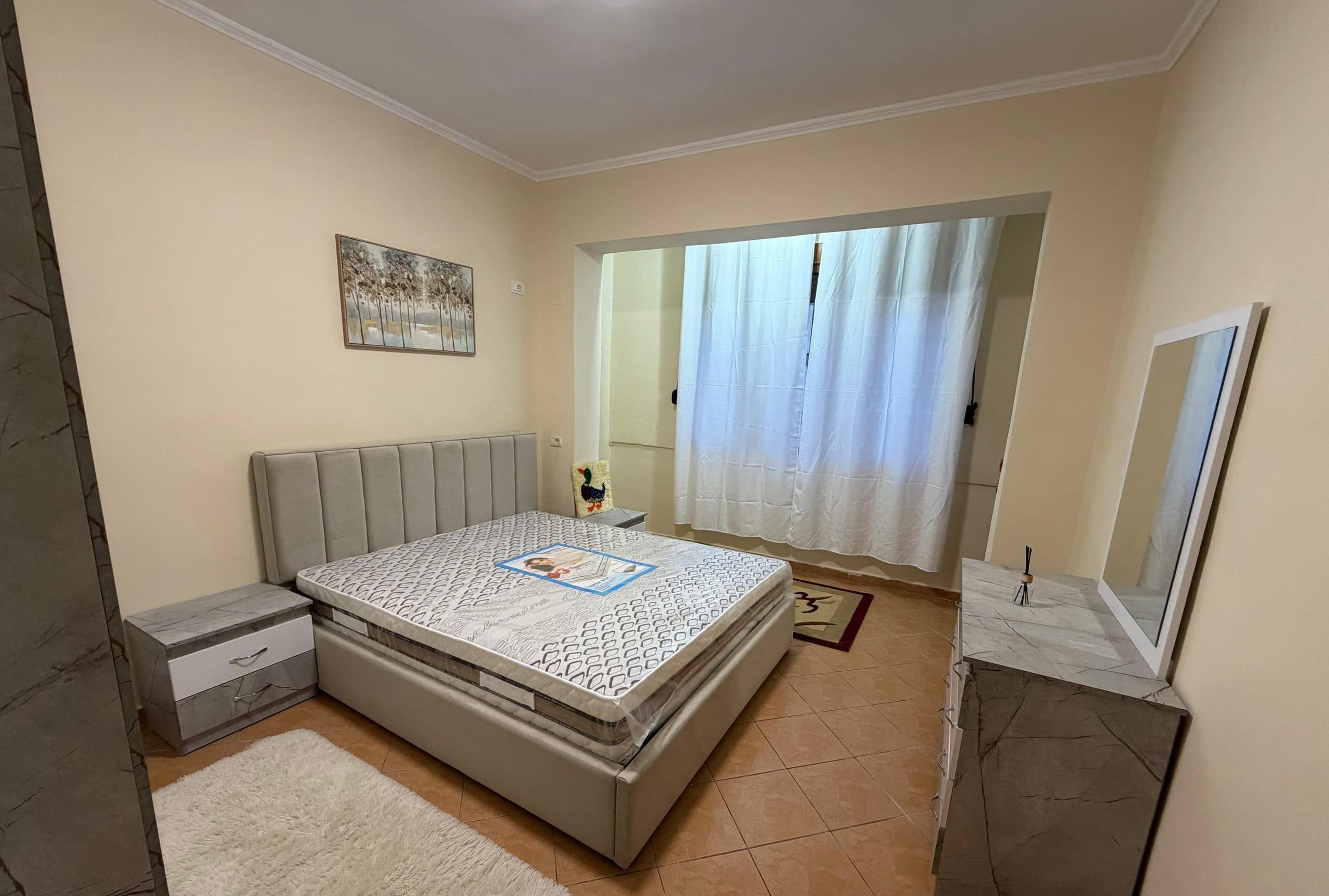 Apartement me qera 1+1 tek Medreseja. 4