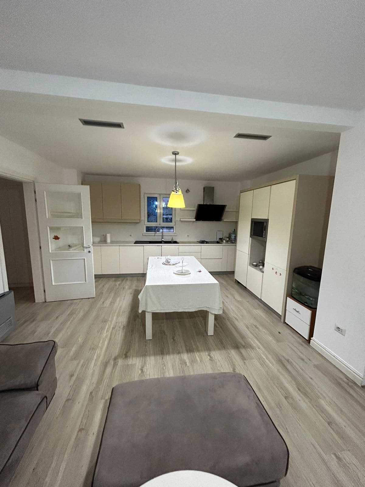 Jepet me qera Apartament 3+1+2+verande ne Yzberisht 43,000 leke/muaji