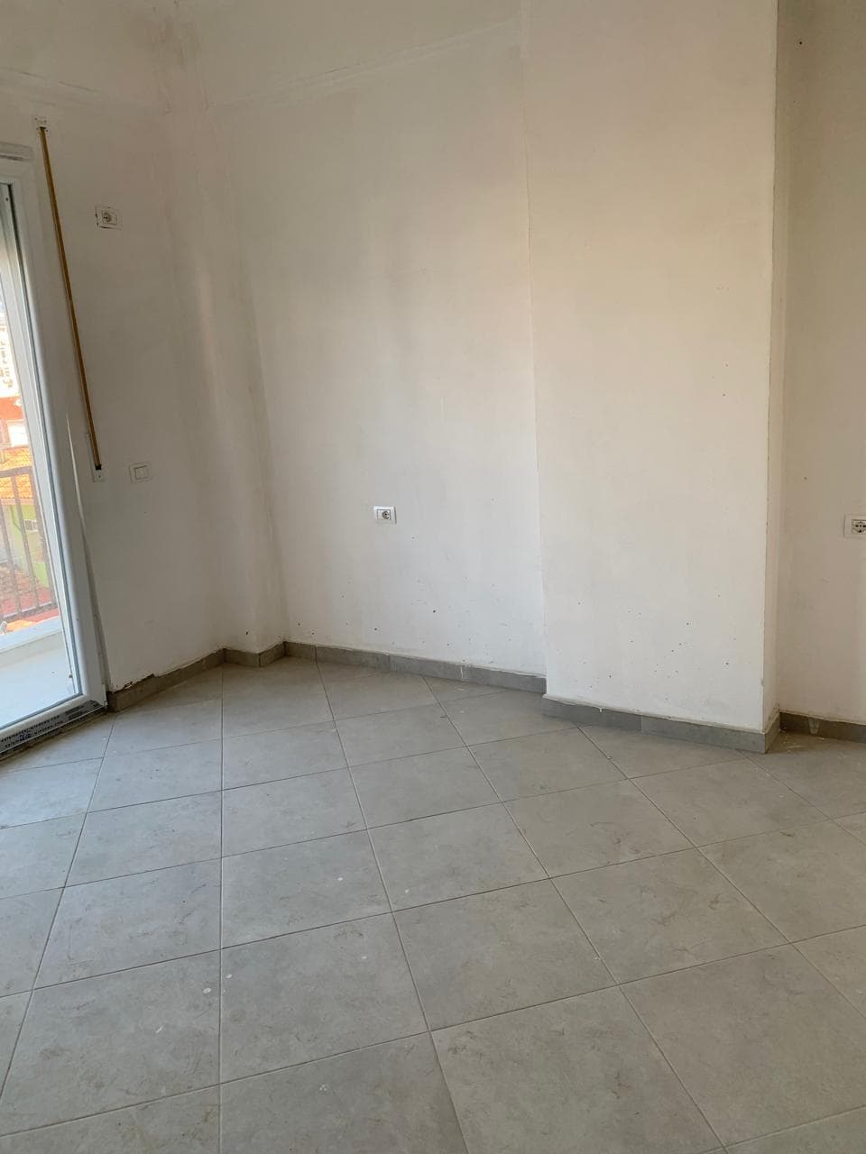 Shitet apartament 2+1 Tek Xhamlliku 2