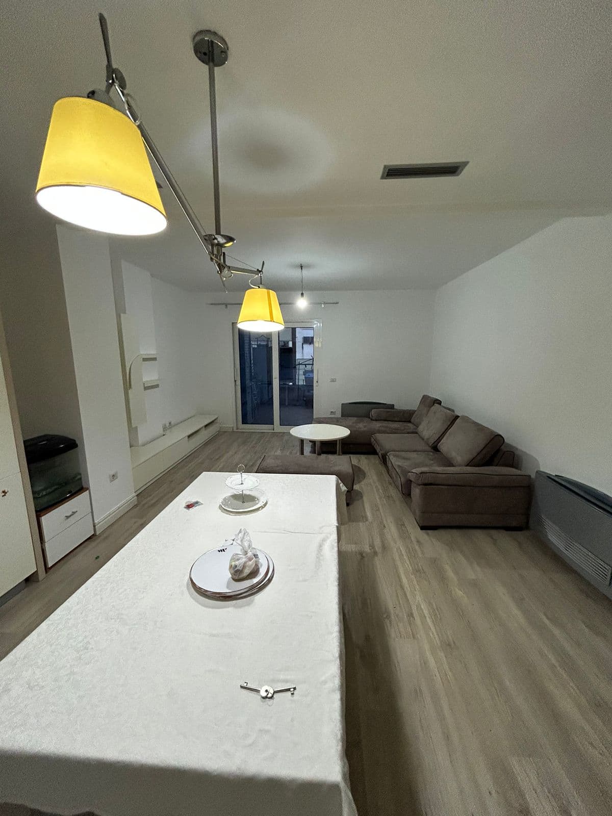 Jepet me qera Apartament 3+1+2+verande ne Yzberisht 43,000 leke/muaji 4
