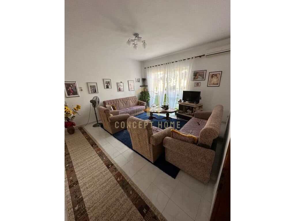 Jepet me qera apartament 3+1 tek Komuna e Parisit 4